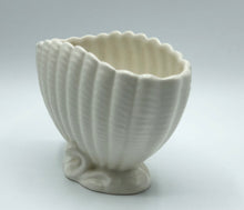 Load image into Gallery viewer, Small Vintage Sylvac Clam Shell Vase.
